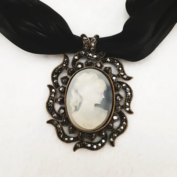 BLACK Satin Cameo Crystal Brass Pendant-Necklace - Picture 2 of 9
